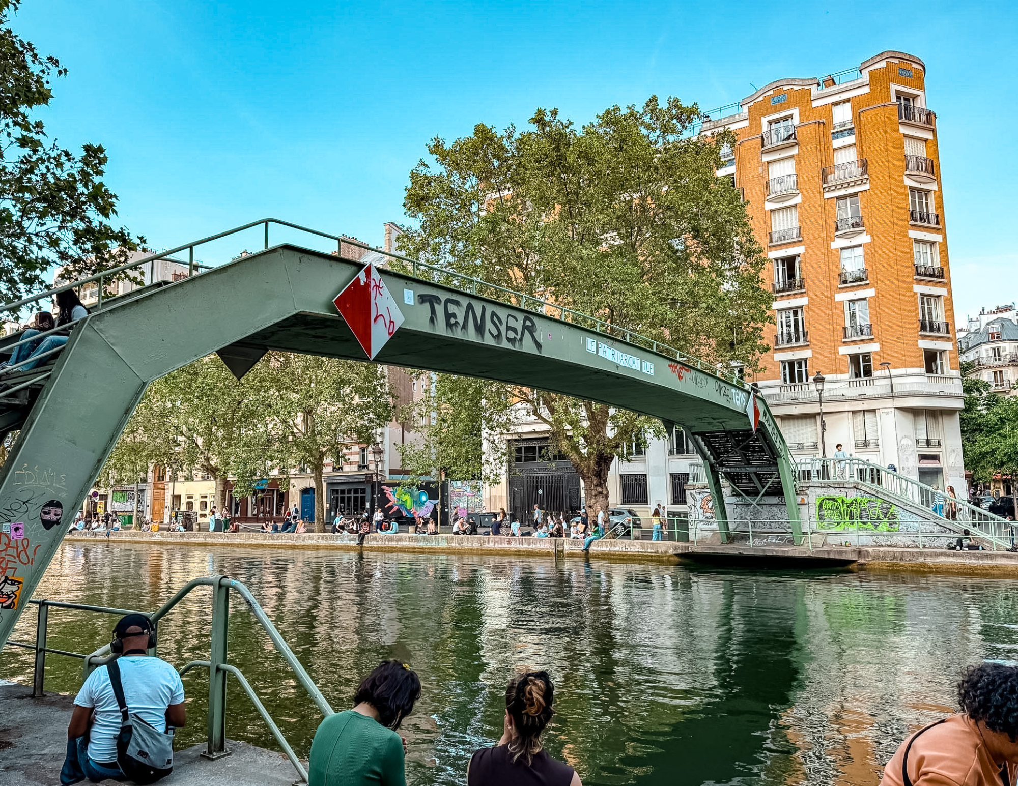 Paris Travel Guide (3).png